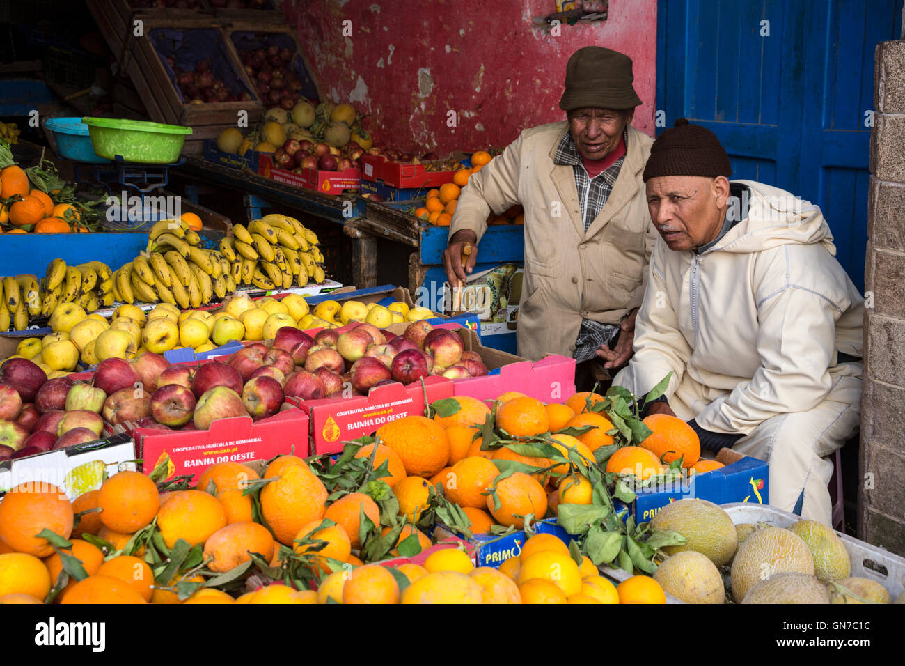 Essaouira, Maroc. Vendeur de fruits dans la médina. Banque D'Images