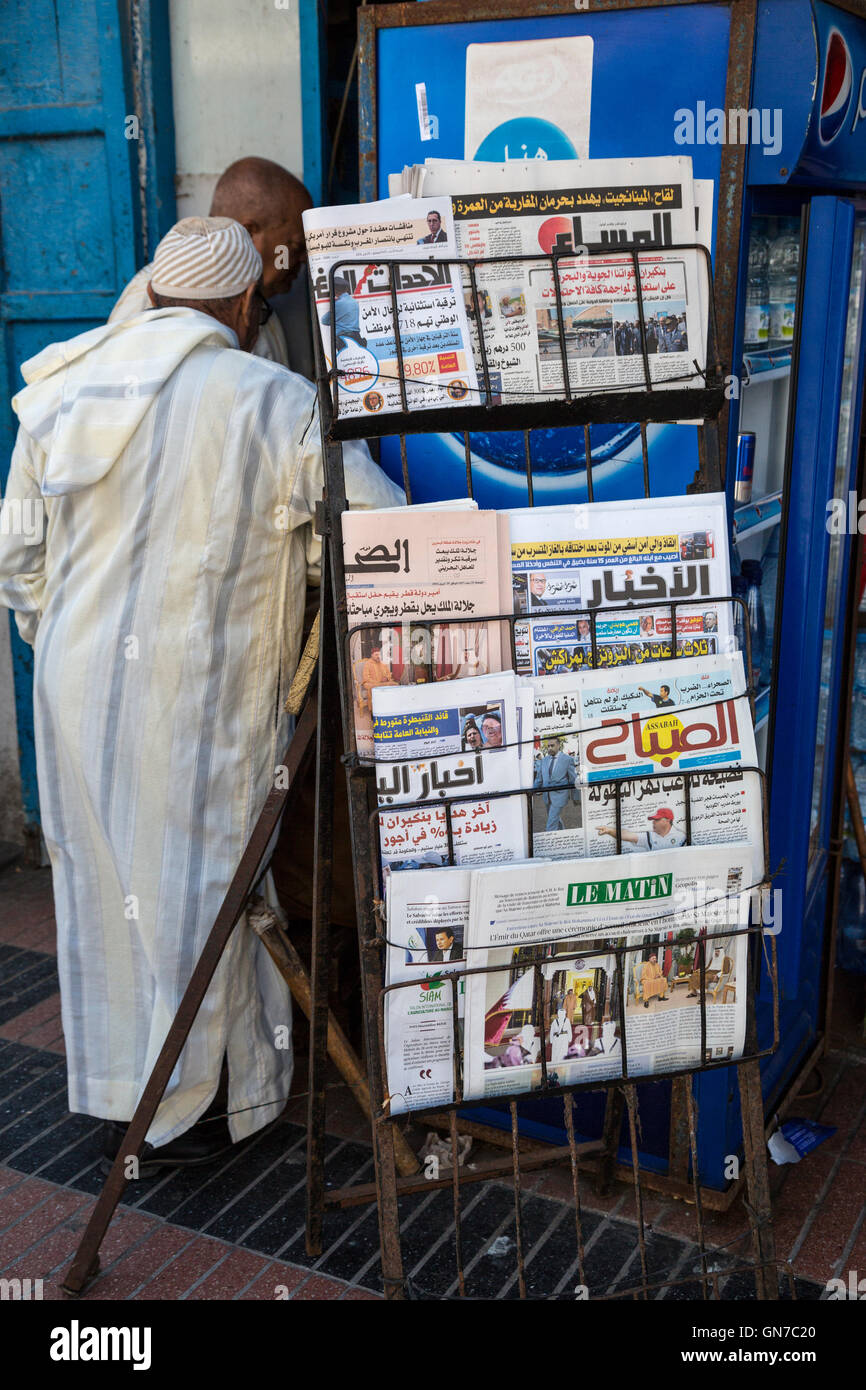 Essaouira, Maroc. Les journaux en arabe et en français sur la vente. Banque D'Images