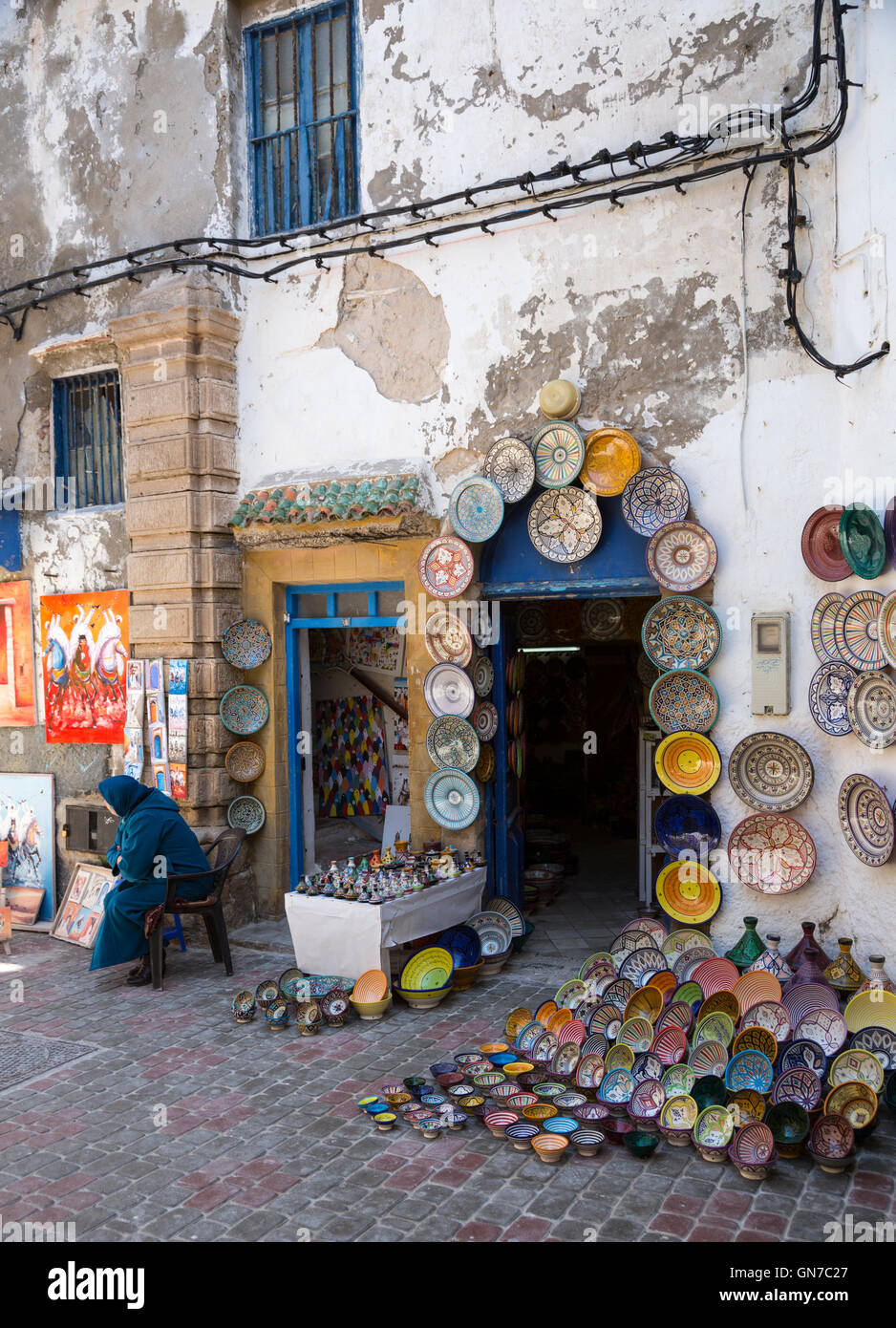 Essaouira, Maroc. Boutique céramique affiche ses marchandises. Banque D'Images