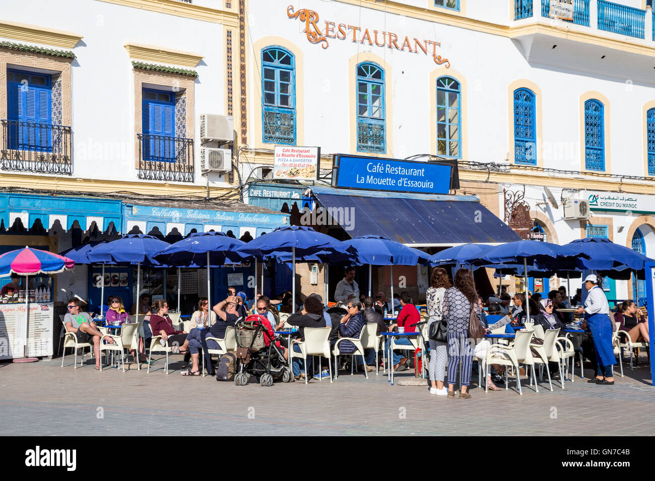 Essaouira, Maroc. Le café-restaurant en plein air. Banque D'Images