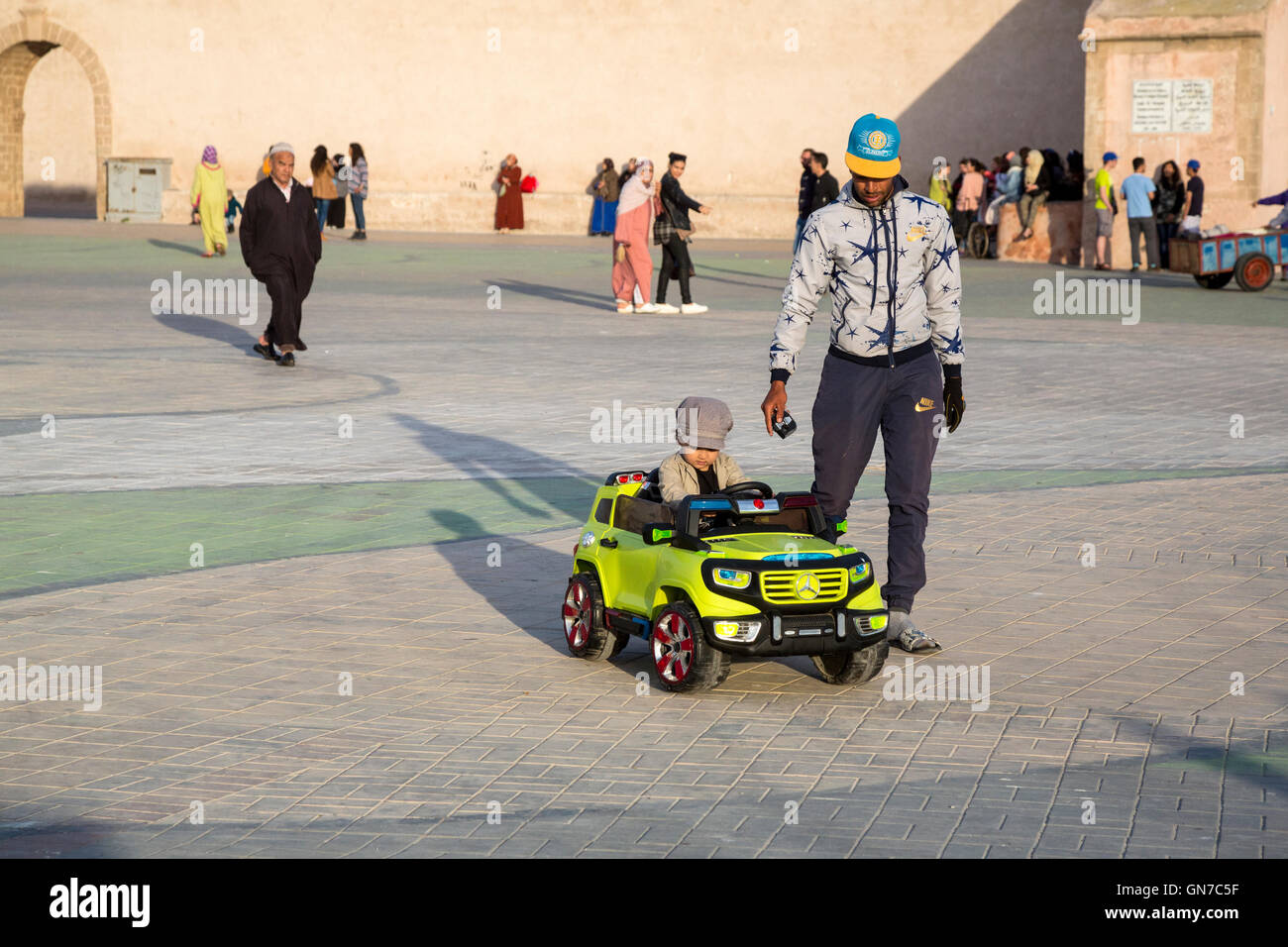 Essaouira, Maroc. Boy Riding en petite voiture à la place Moulay Hassan. Banque D'Images