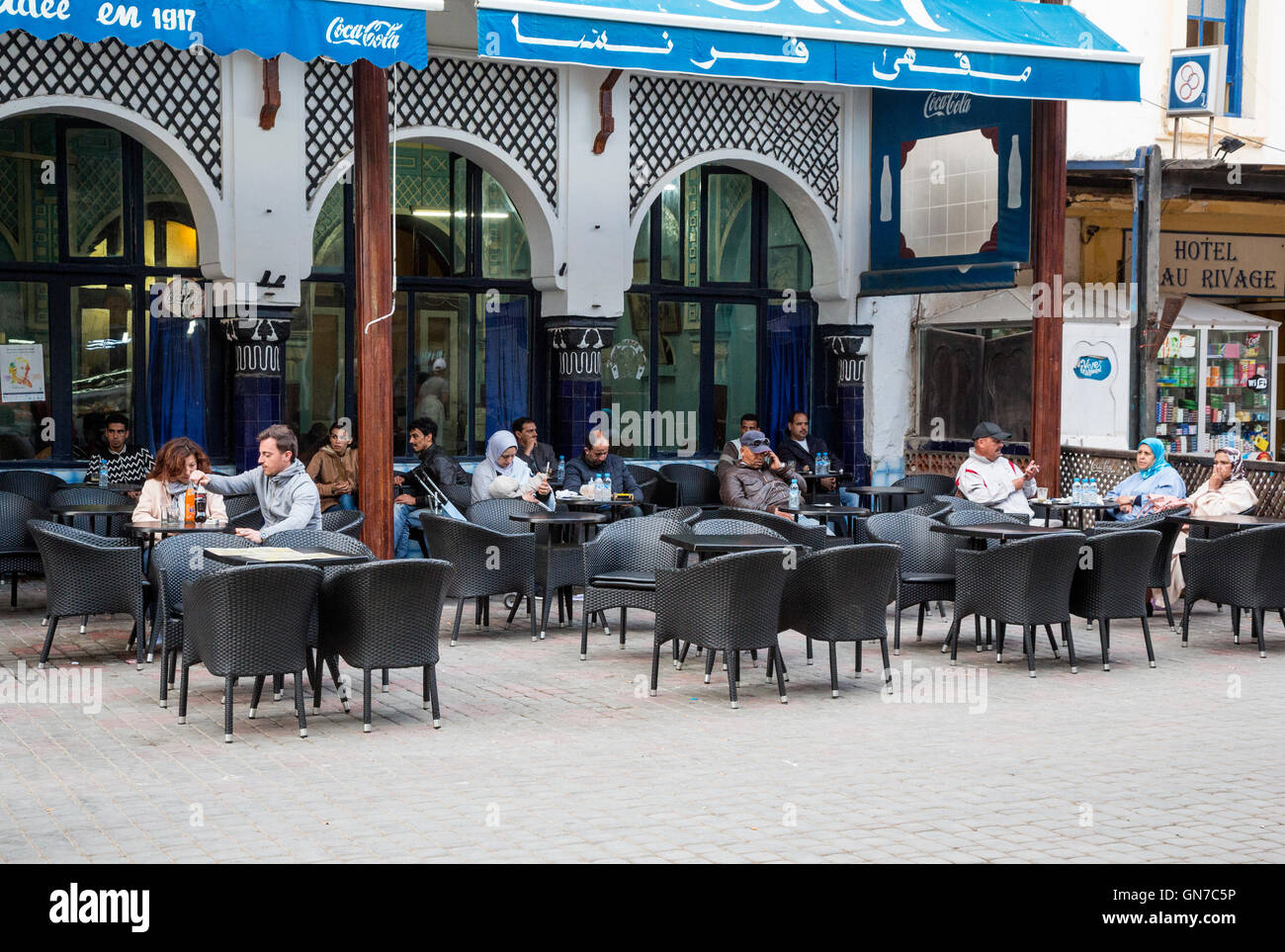 Essaouira, Maroc. Les citoyens locaux et les touristes se reposent au café-terrasse. Banque D'Images