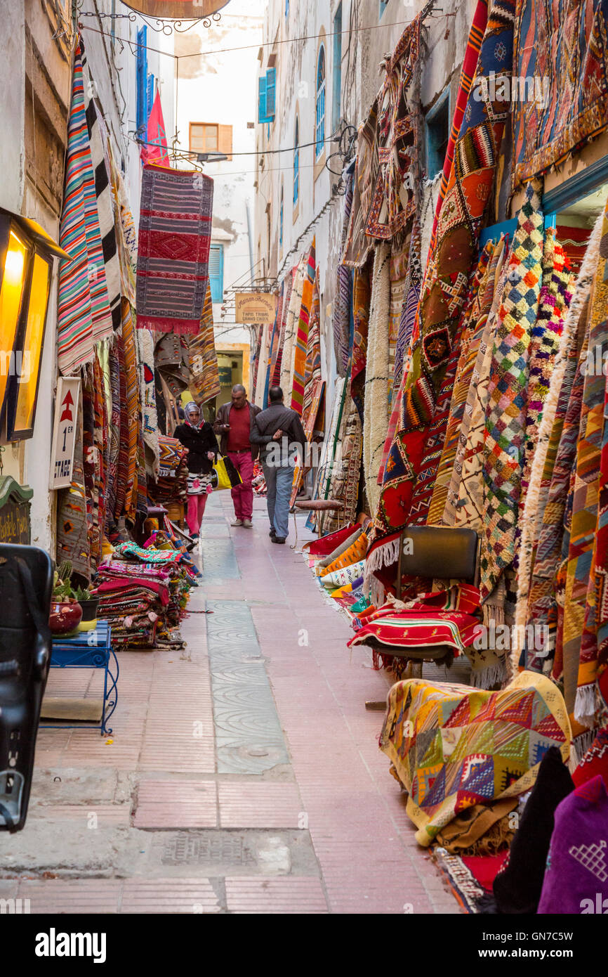 Essaouira, Maroc. Tapis, carpettes, et les textiles pour la vente. Banque D'Images