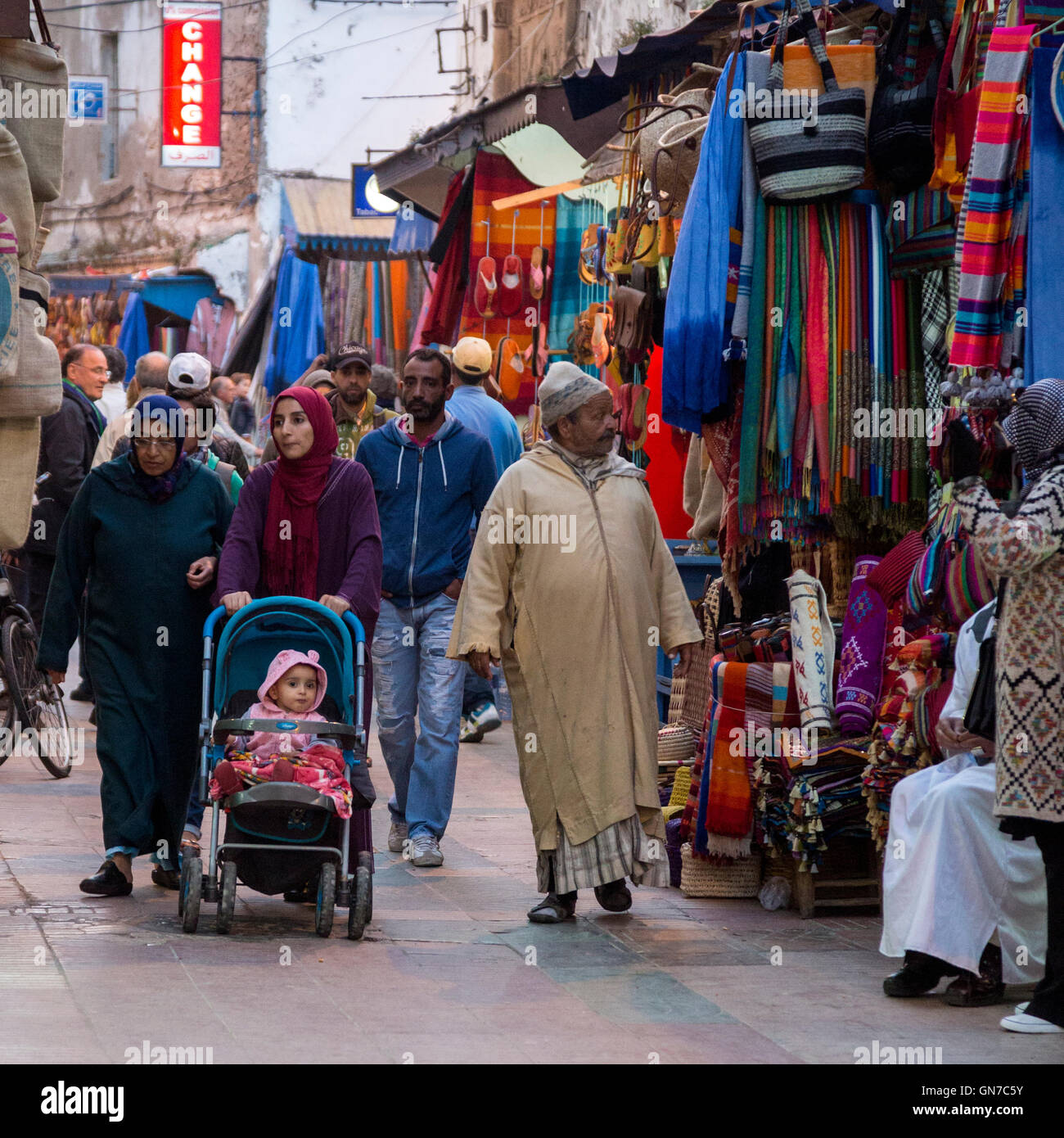 Essaouira, Maroc. Scène de rue à la médina. Banque D'Images