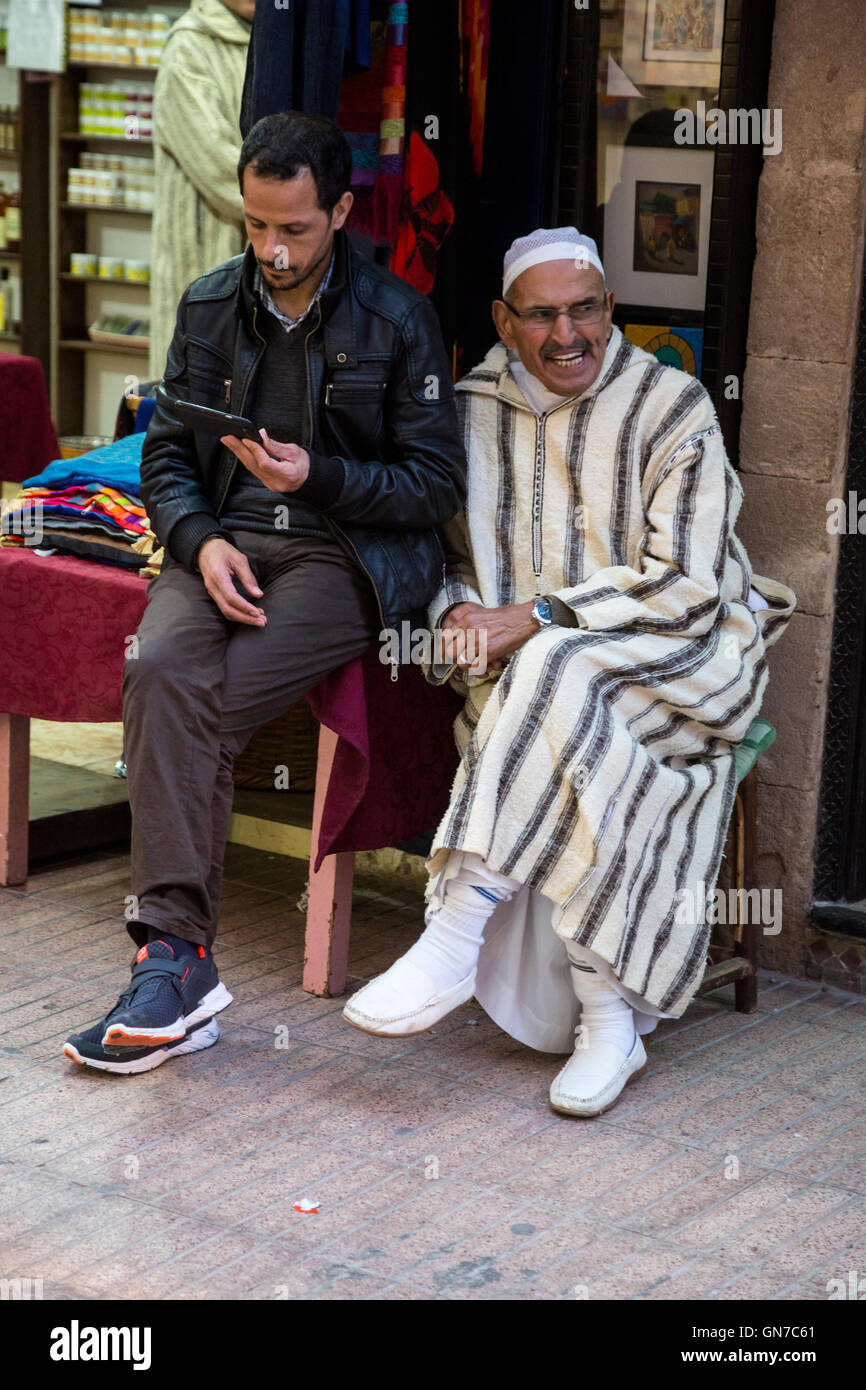 Essaouira, Maroc. Styles de vêtements traditionnels et modernes. Banque D'Images