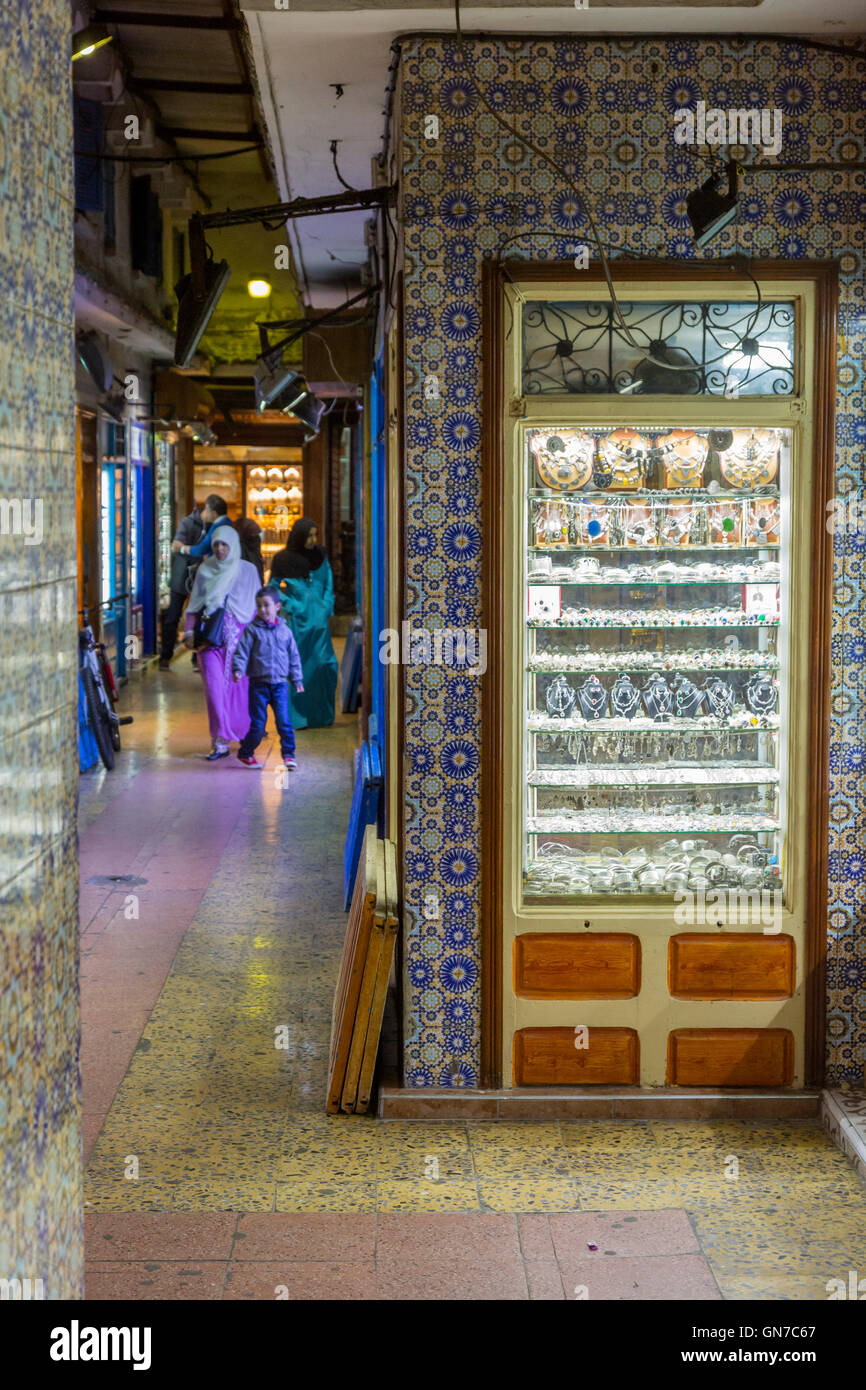 Essaouira, Maroc. Marché des bijoux dans la médina. Banque D'Images