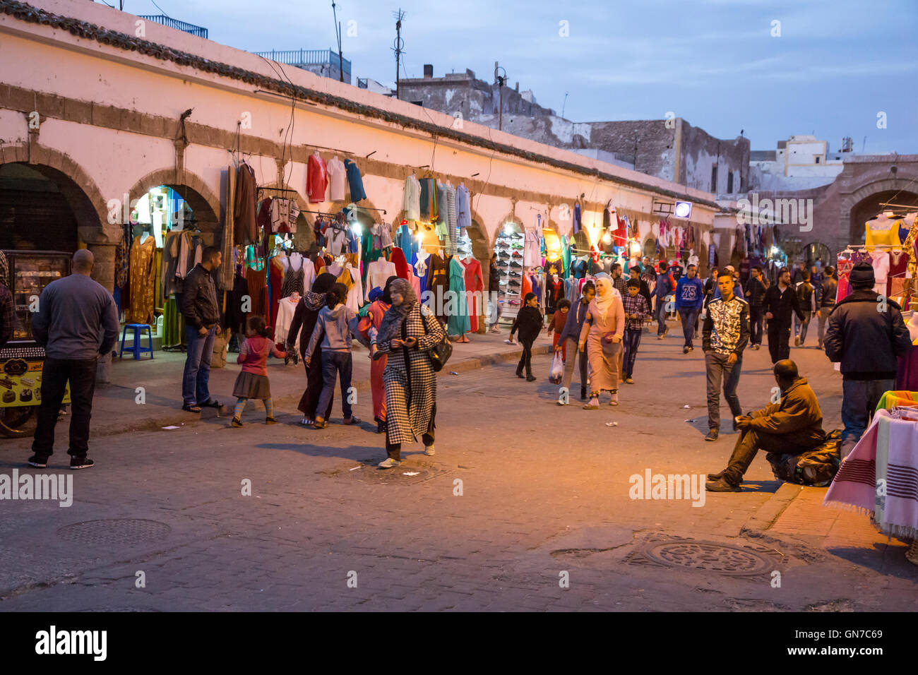 Essaouira, Maroc. Scène de rue le soir, Avenue Mohamed Zerktouni Banque D'Images