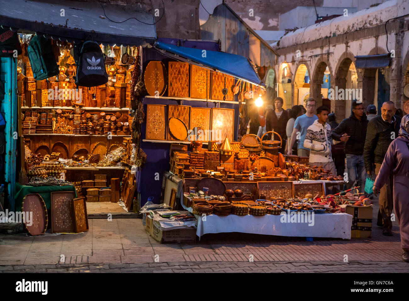 Essaouira, Maroc. Magasin de vente de souvenirs en bois de thuya. Banque D'Images