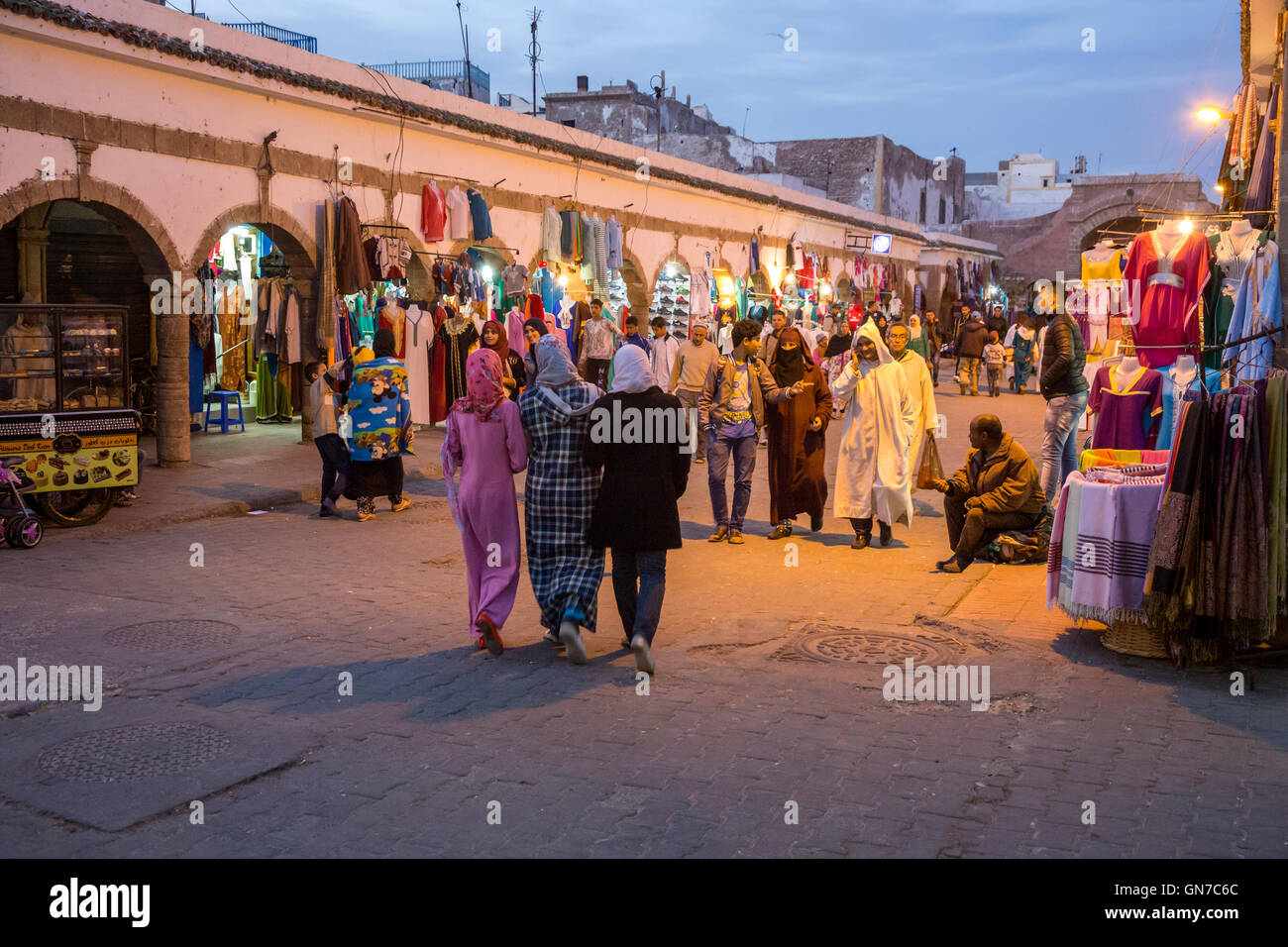 Essaouira, Maroc. Scène de rue le soir, Avenue Mohamed Zerktouni Banque D'Images