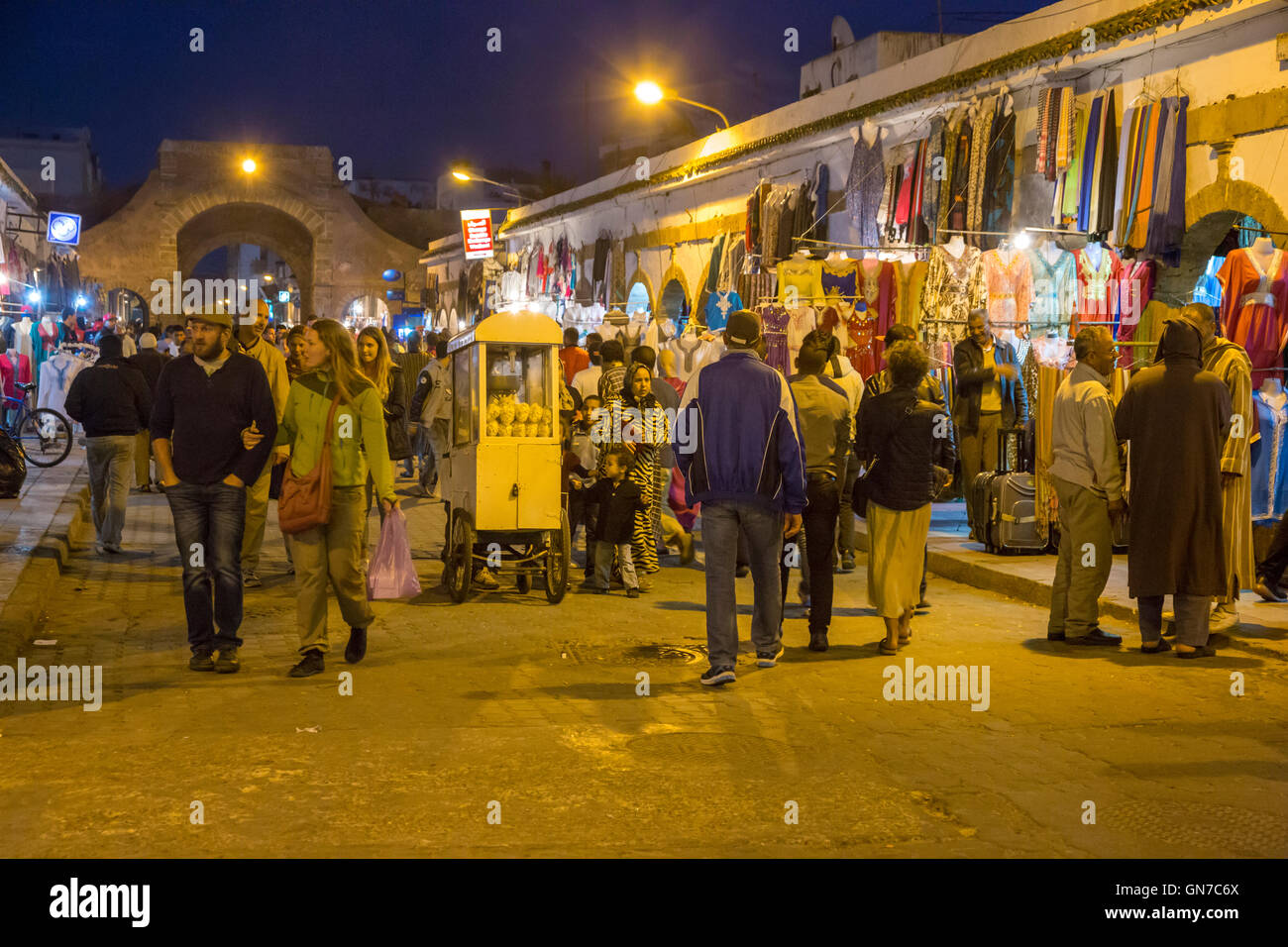 Essaouira, Maroc. Scène de rue le soir, Avenue Mohamed Zerktouni. Pop corn vendeur dans le centre. Banque D'Images