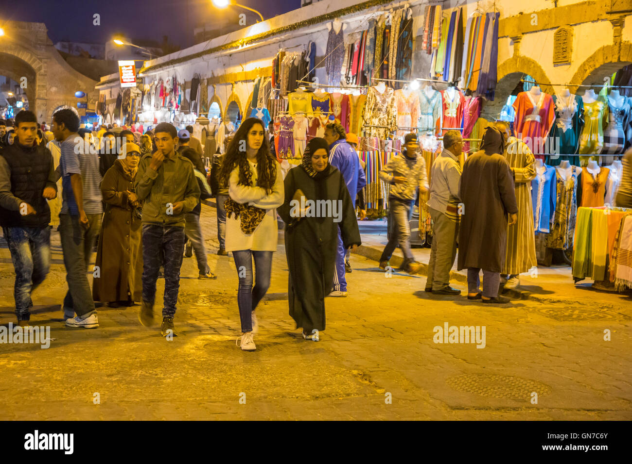 Essaouira, Maroc. Scène de rue le soir, Avenue Mohamed Zerktouni Banque D'Images