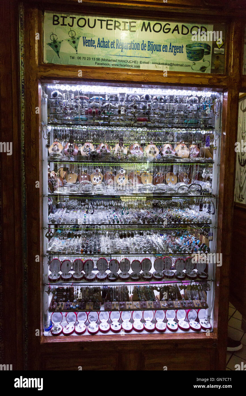 Essaouira, Maroc. La fenêtre de magasin de bijoux dans la médina. Banque D'Images