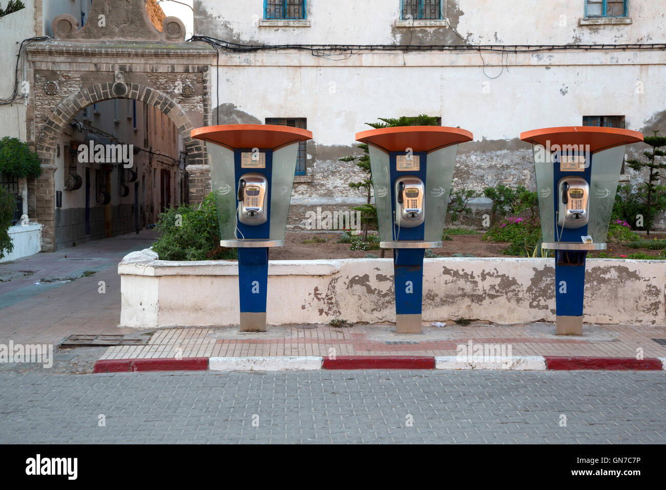Essaouira, Maroc. Vieux Téléphones Publics, Avenue Okba Nafia. Banque D'Images