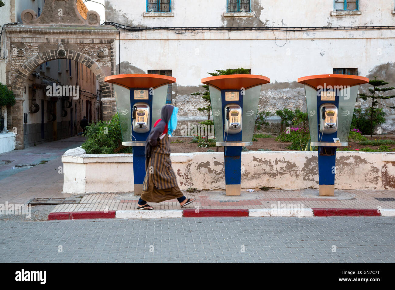 Essaouira, Maroc. Vieux Téléphones Publics, Avenue Okba Nafia. Banque D'Images