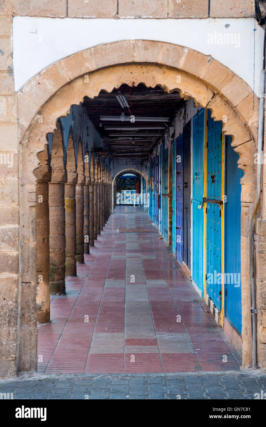 Essaouira, Maroc. Tôt le matin de l'arcade de boutiques le long de l'Avenue Mohamed Zerktouni dans la médina. Banque D'Images