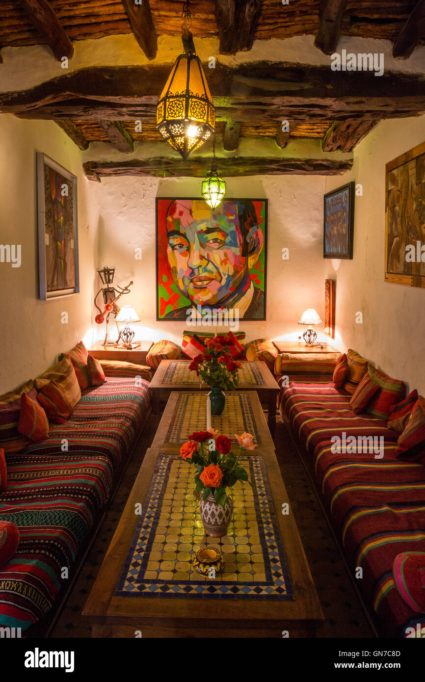 Essaouira, Maroc. Salon de conversation, Riad Maison Du Sud. La peinture du Roi Mohammed VI. Banque D'Images
