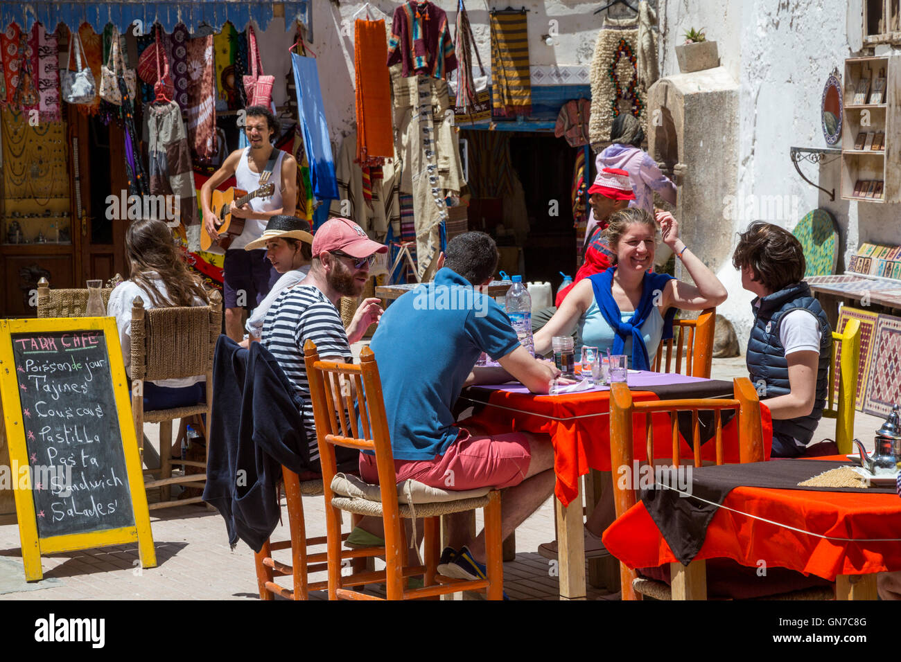 Essaouira, Maroc. Taha Square, café, et les clients. Banque D'Images