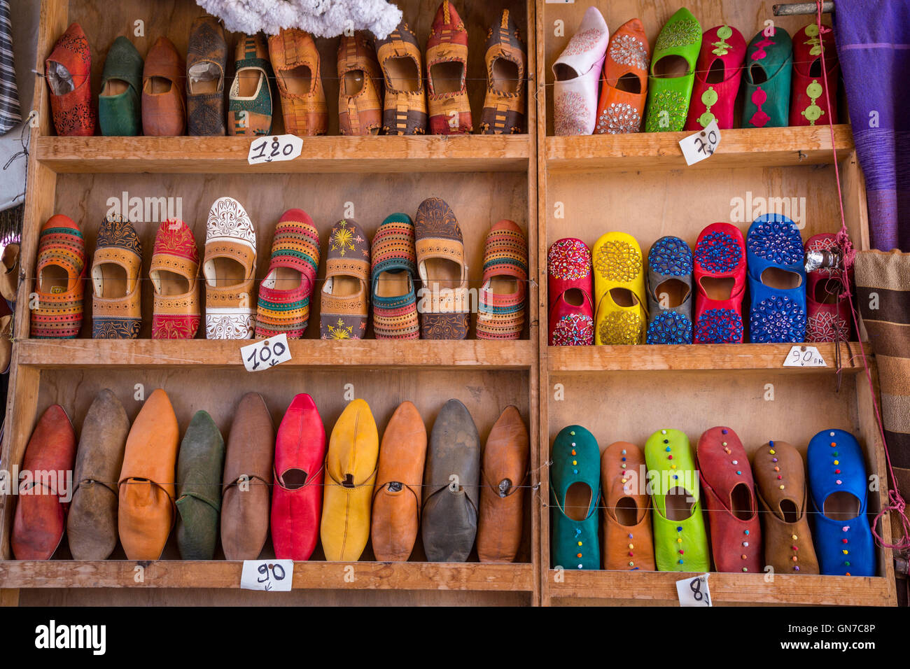 Essaouira, Maroc. Chaussures, pantoufles, sandales, Babouches à la vente. Banque D'Images