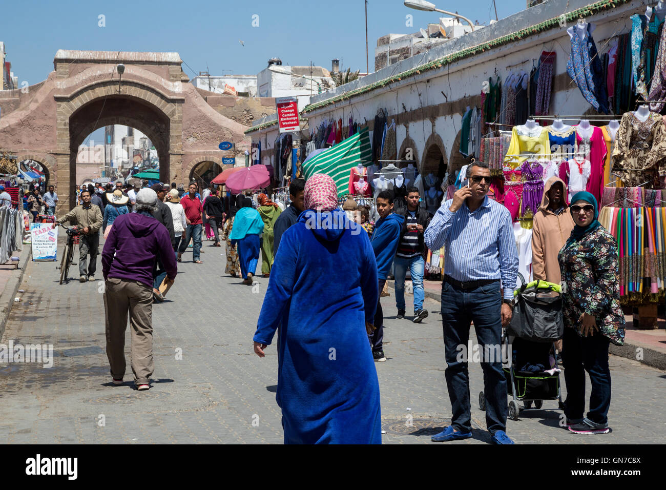 Essaouira, Maroc. Scène de rue, avenue Mohamed Zerktouni. Banque D'Images