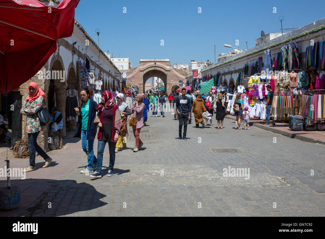 Essaouira, Maroc. Les jeunes femmes portant des jeans, pantalons, des  foulards. Scène de rue, avenue Mohamed Zerktouni Photo Stock - Alamy