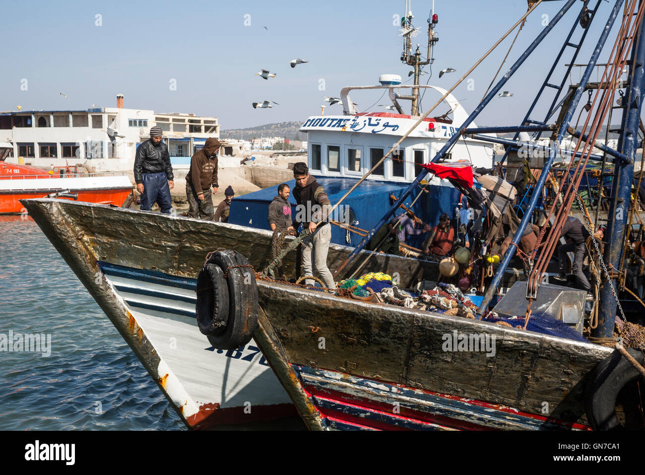 Essaouira, Maroc. Bateaux de pêche dans le port. Banque D'Images