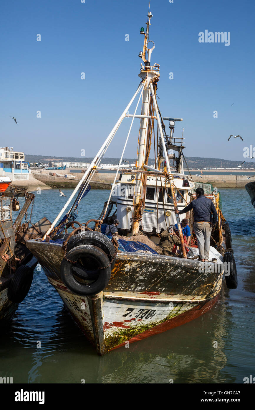 Essaouira, Maroc. Bateau de pêche dans le port. Banque D'Images