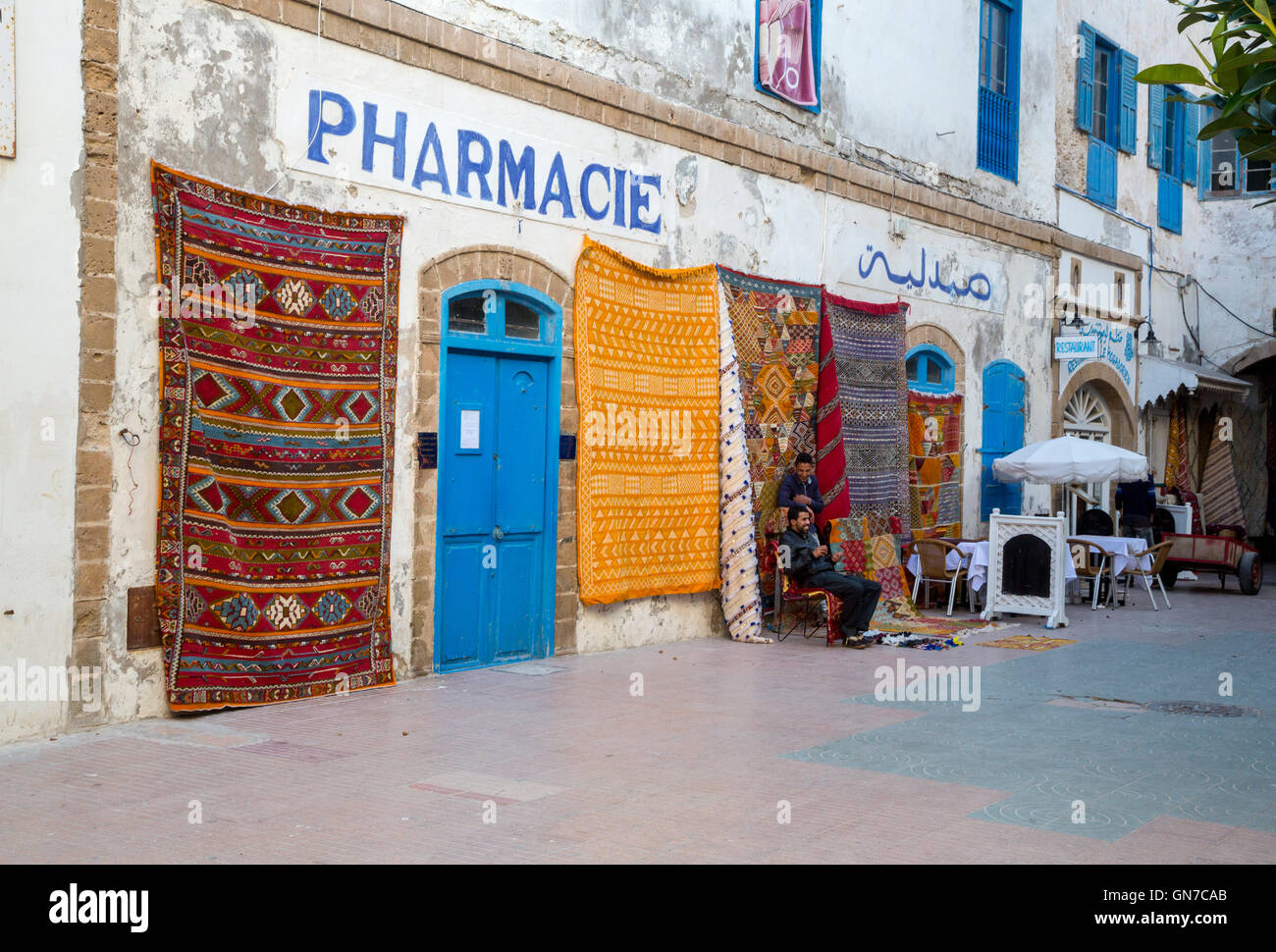 Essaouira, Maroc. Tapis à vendre, Place Chefchaouini. Banque D'Images