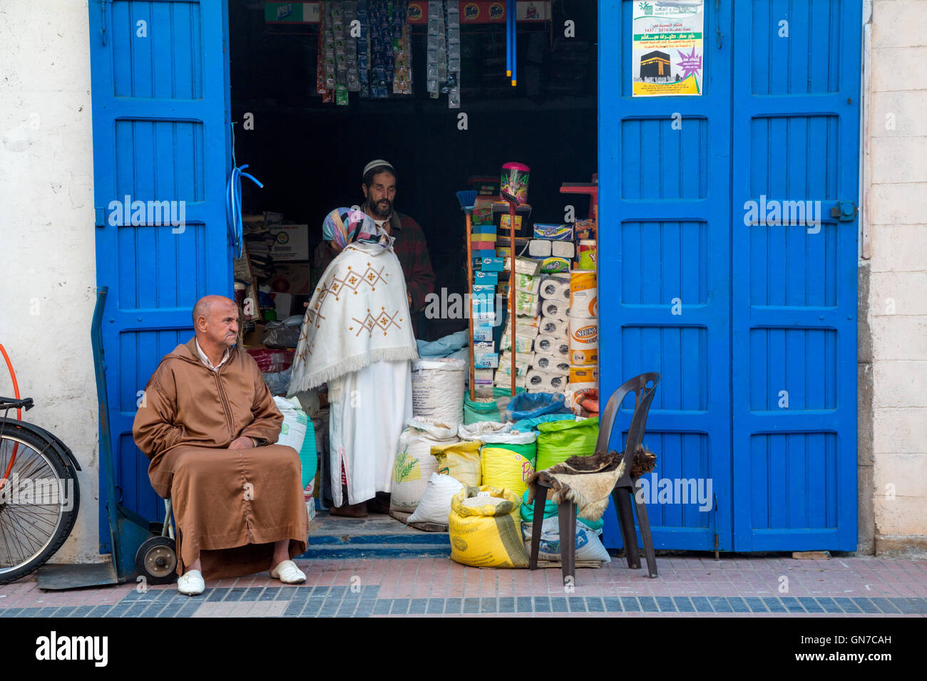 Essaouira, Maroc. Avenue de l'Istiqlal avant du magasin. Banque D'Images