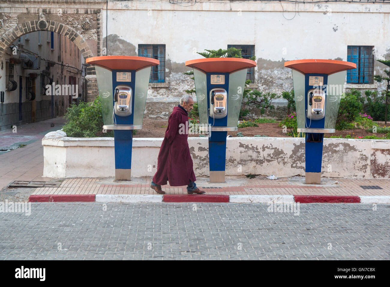 Essaouira, Maroc. Vieux téléphones publics en 2016, avenue Okba Nafia. Banque D'Images