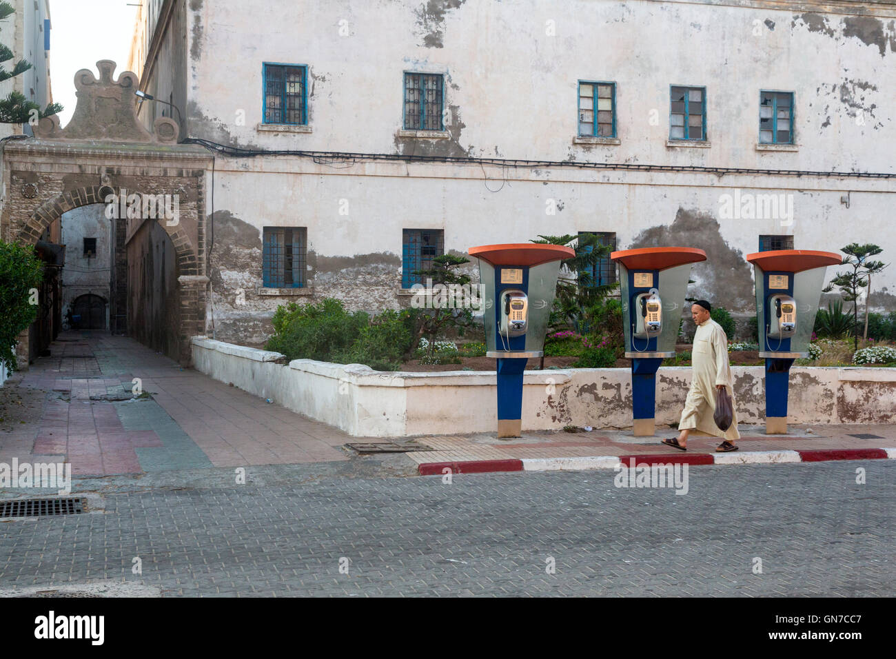 Essaouira, Maroc. Vieux téléphones publics en 2016, avenue Okba Nafia. Banque D'Images