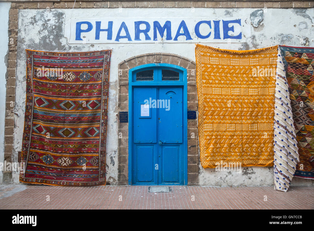 Essaouira, Maroc. Tapis à vendre, Place Chefchaouini. Banque D'Images