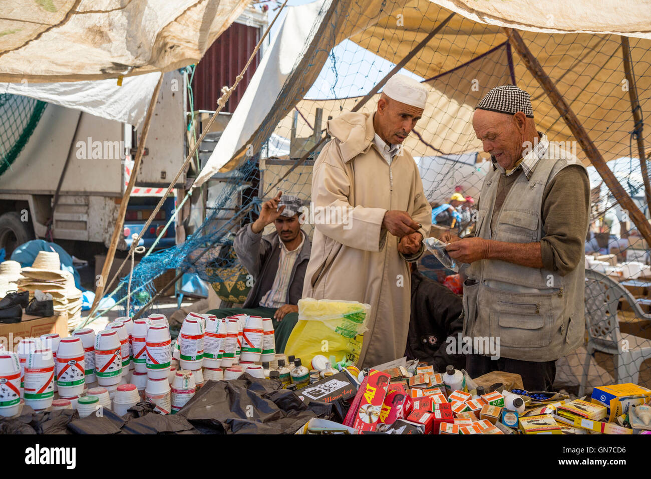 Le Maroc. Réalisation d'un achat : du raticide et insecticide, avait marché du Draa, Essaouira Province. Banque D'Images