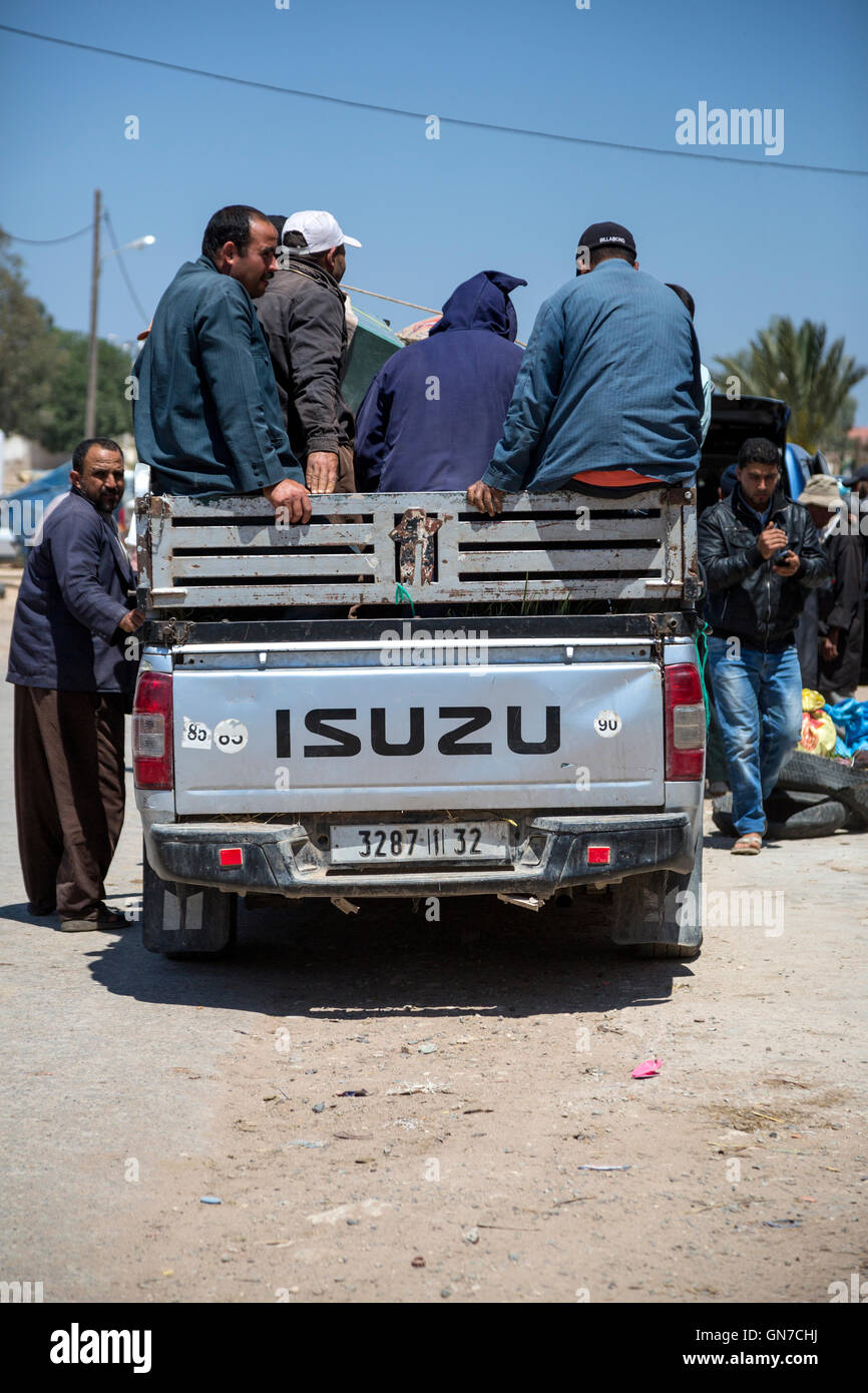 Le Maroc. La sécurité routière. Camionnette remplie d'hommes sur le point de quitter le marché, Essaouira Draa avait Province. Banque D'Images