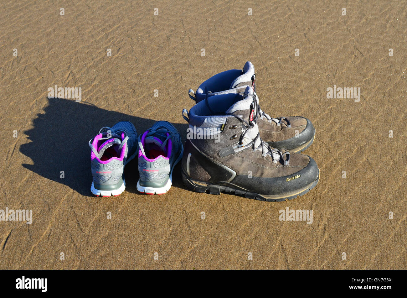 Les bottes et les formateurs sur une plage à Whitby, North Yorkshire Moors England UK Banque D'Images