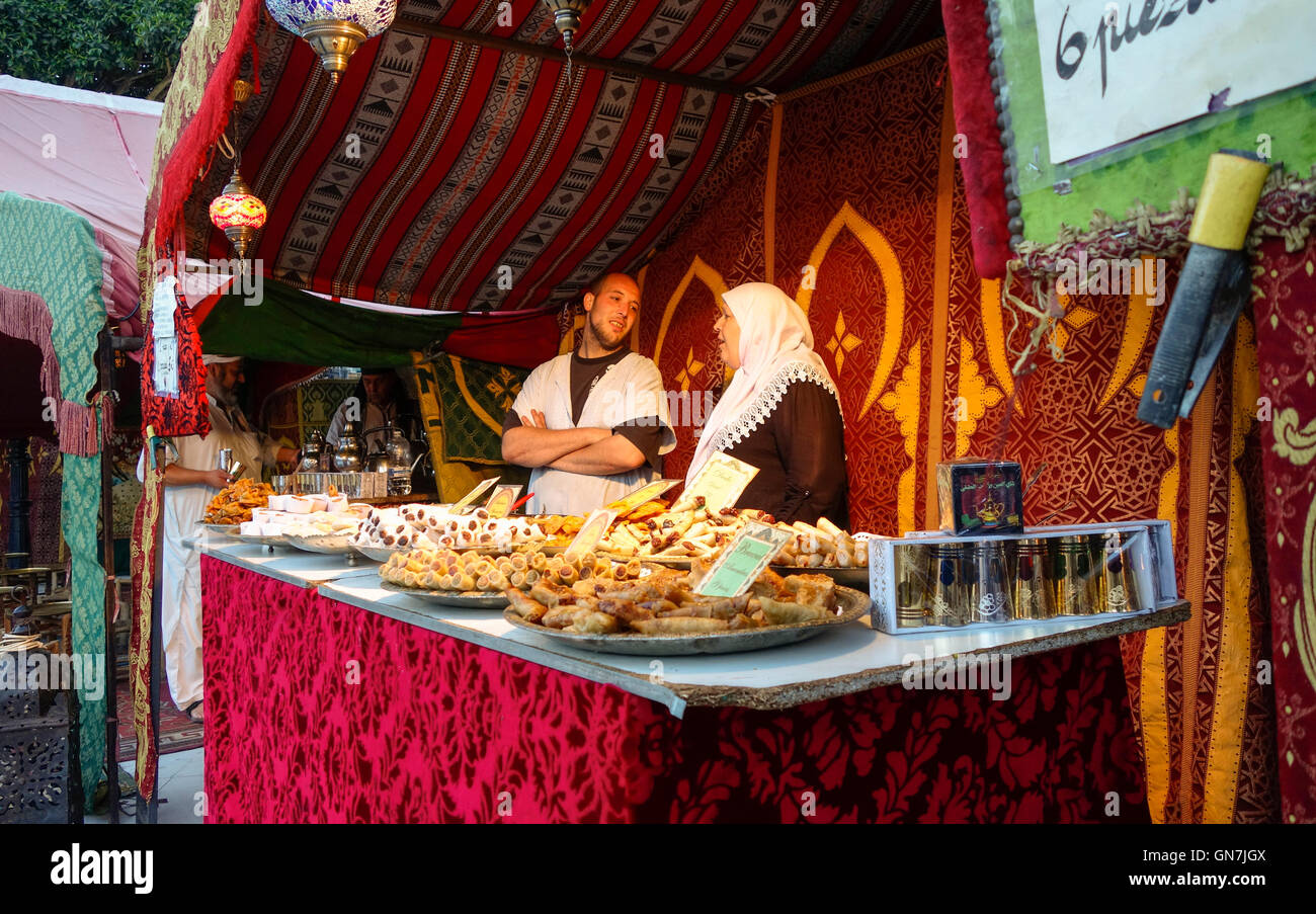 Femme marocaine et de la vente de sucreries de position sur la rue du marché. Banque D'Images