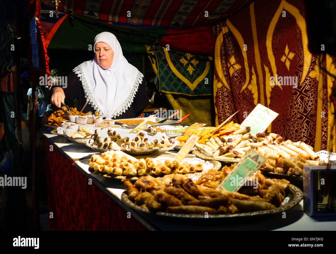 Femme marocaine de vendre des bonbons à partir de la position sur la rue du marché. Banque D'Images