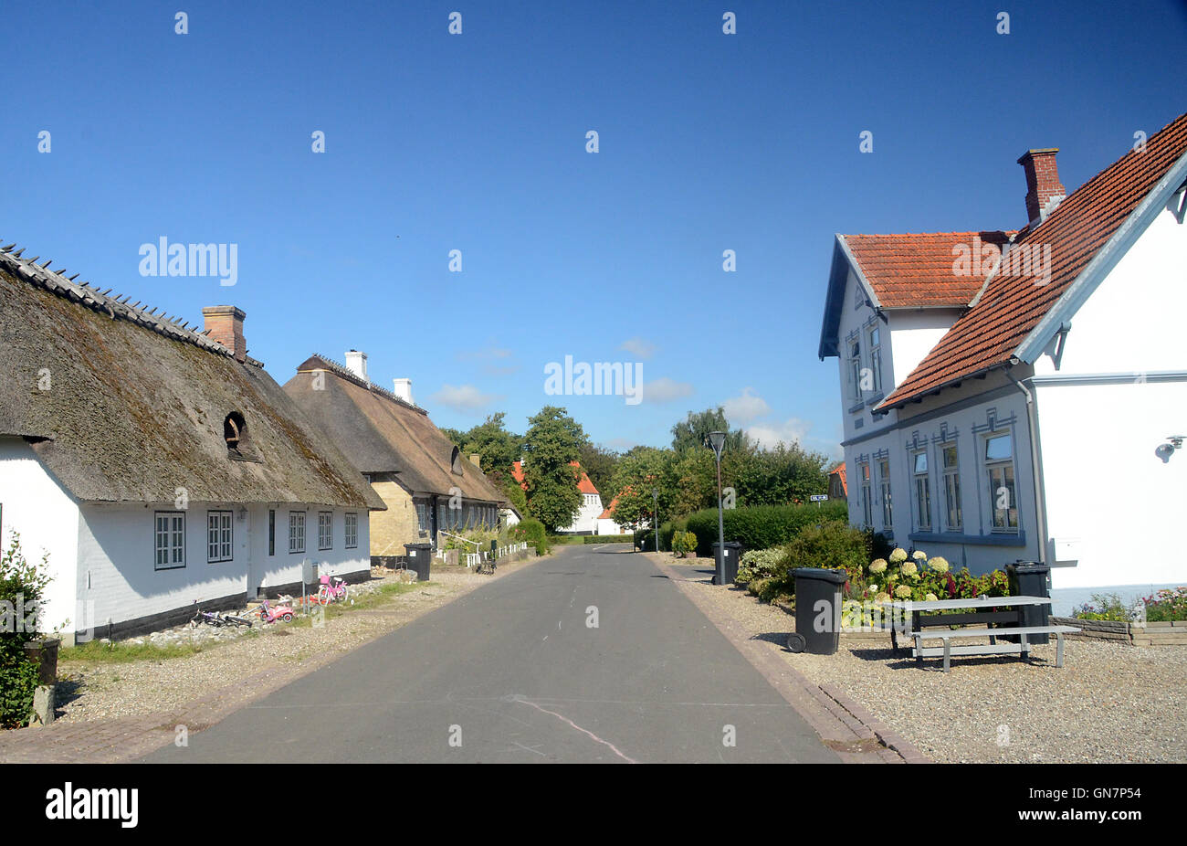 Atmosphère de village typique avec les bâtiments et les routes. Le temps s'arrête ici. Banque D'Images