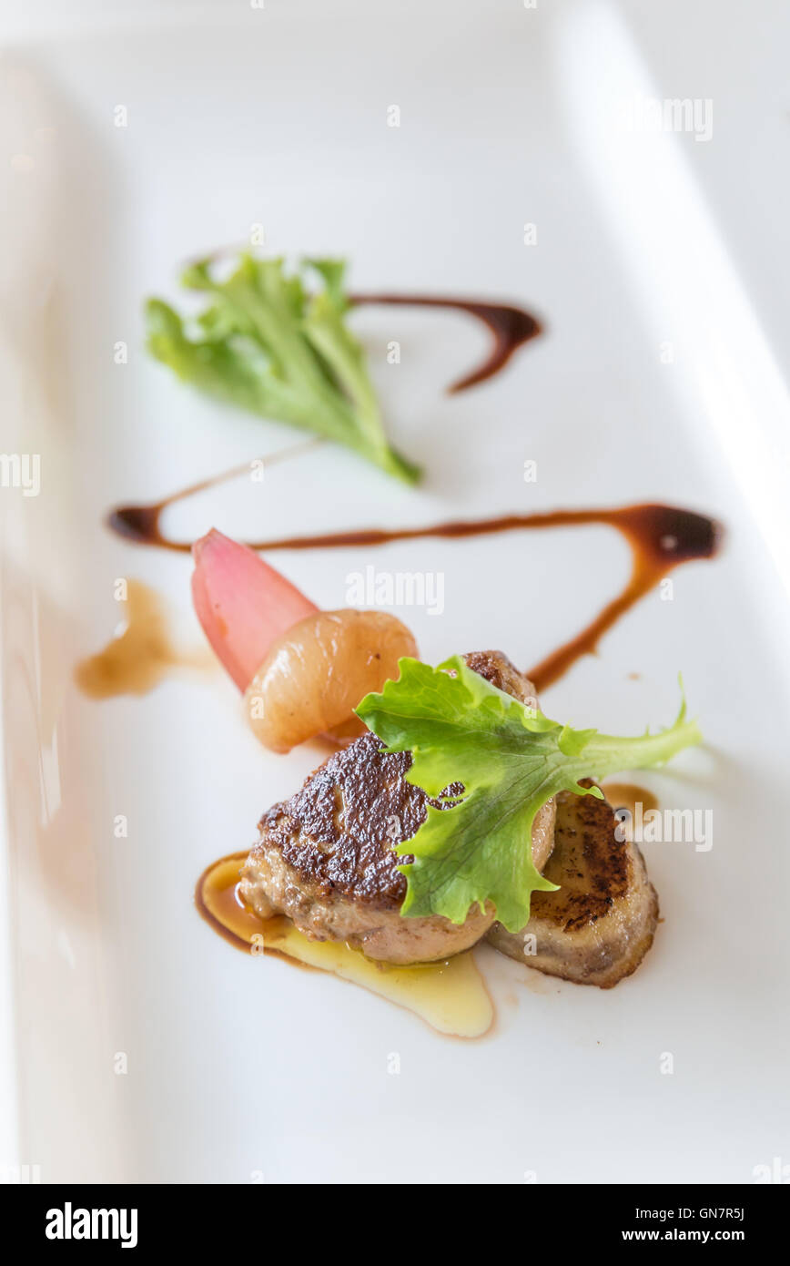 Foie gras poêlé, grillé de la cuisine gastronomique française. Banque D'Images