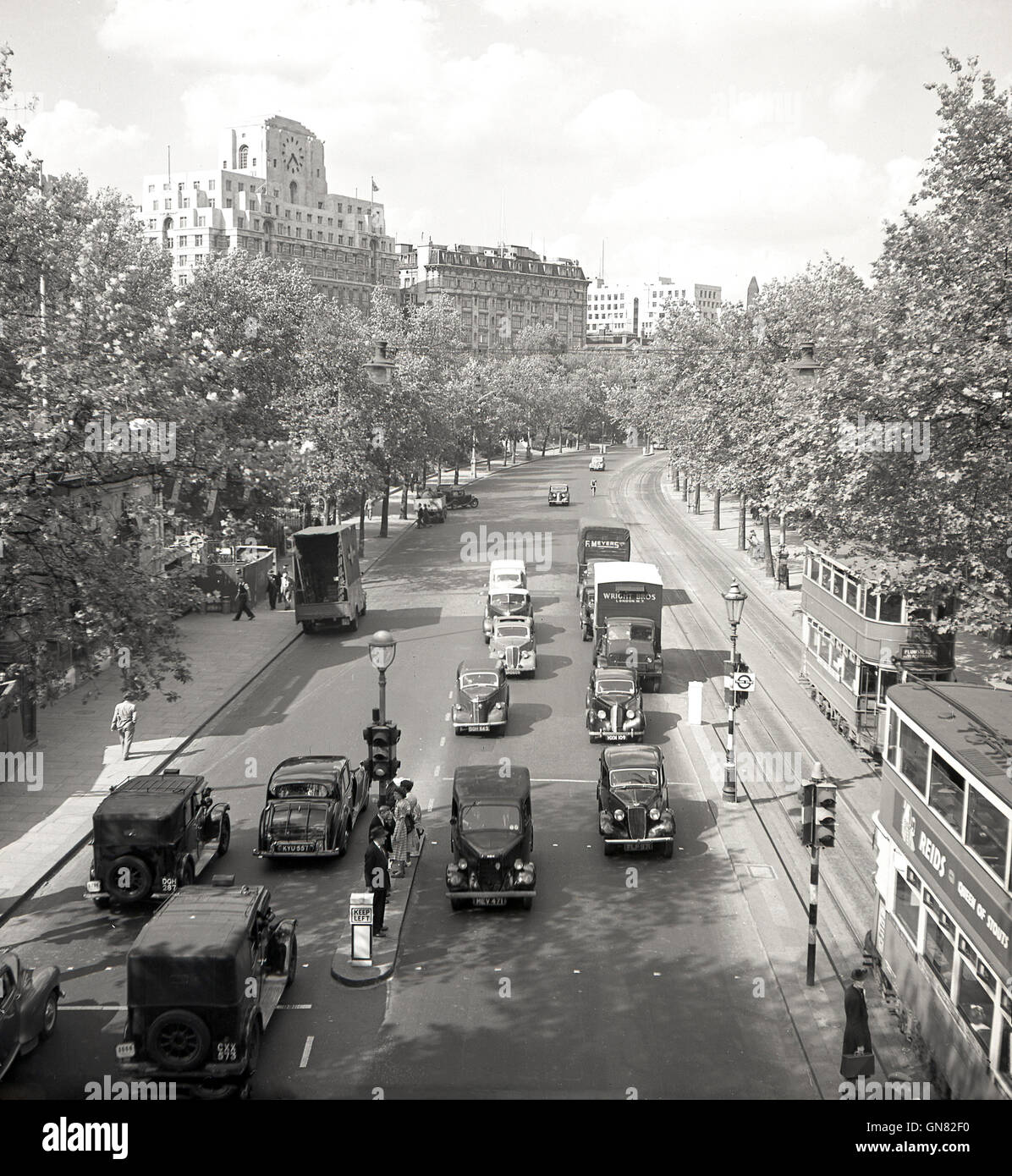 Fin des années 1940, historique, vue aérienne du Victoria Embankment bordé d'arbres montrant les voitures à moteur de l'époque et sur la droite, les tramways qui ont fonctionné jusqu'en 1952. En 1878, le remblai est devenu la première rue de Grande-Bretagne à être éclairée en permanence par l'électricité. Banque D'Images