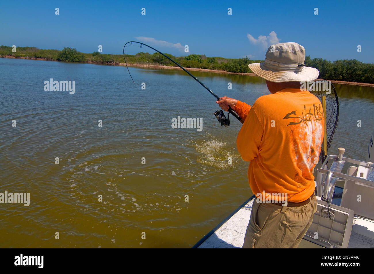 Un pêcheur à une grande bataille de l'eau saumâtre, les pêcheurs côtiers en Floride la lagune de moustiques et les zones de la rivière indienne. Banque D'Images