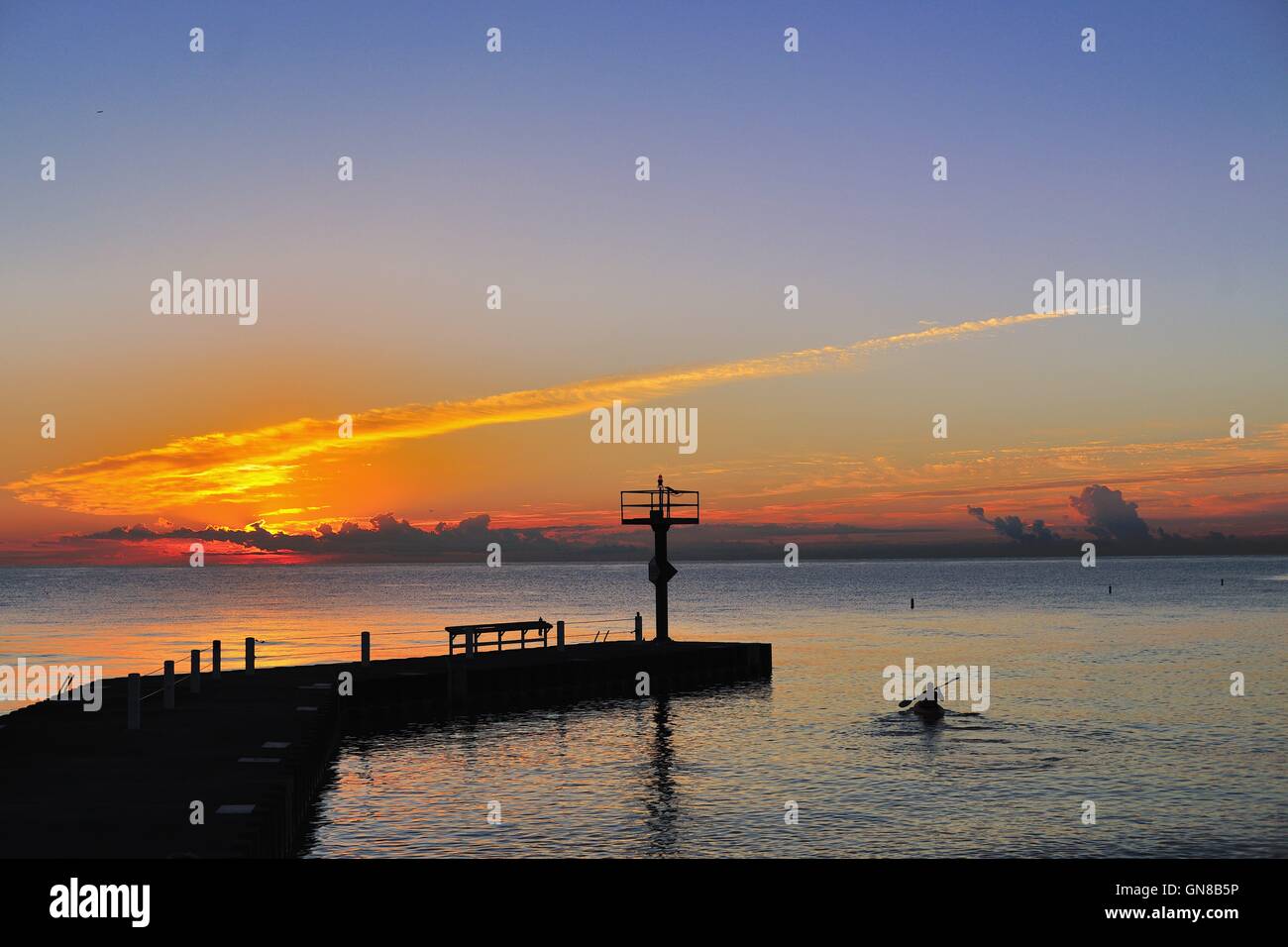 Un kayak de vous aventurer dans l'immensité du lac Michigan au-delà de la protection d'un brise-lames dans le port de Chicago 31. Chicago, Illinois, USA. Banque D'Images