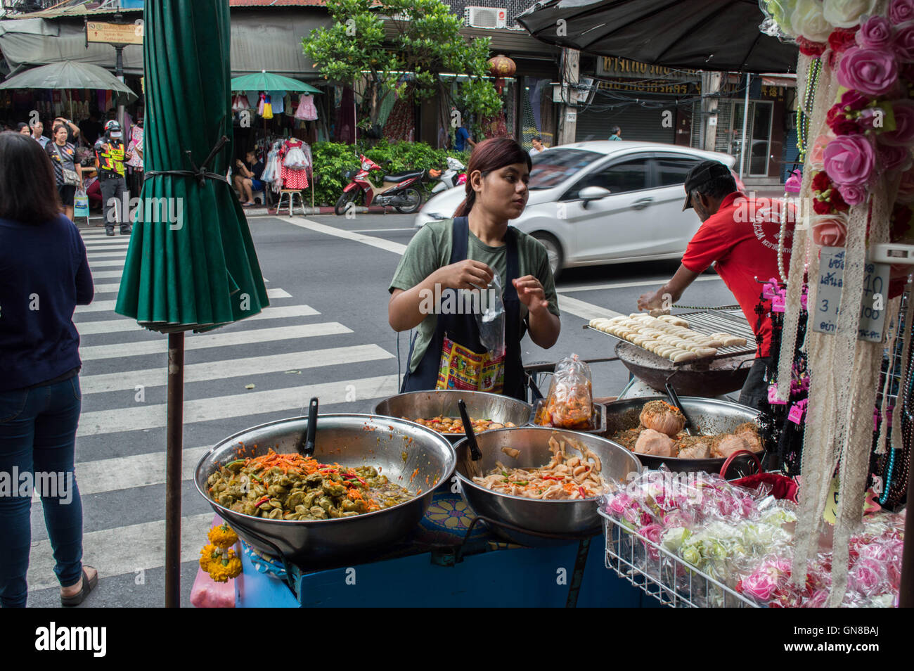 Lady Food Street Vendor Banque D'Images