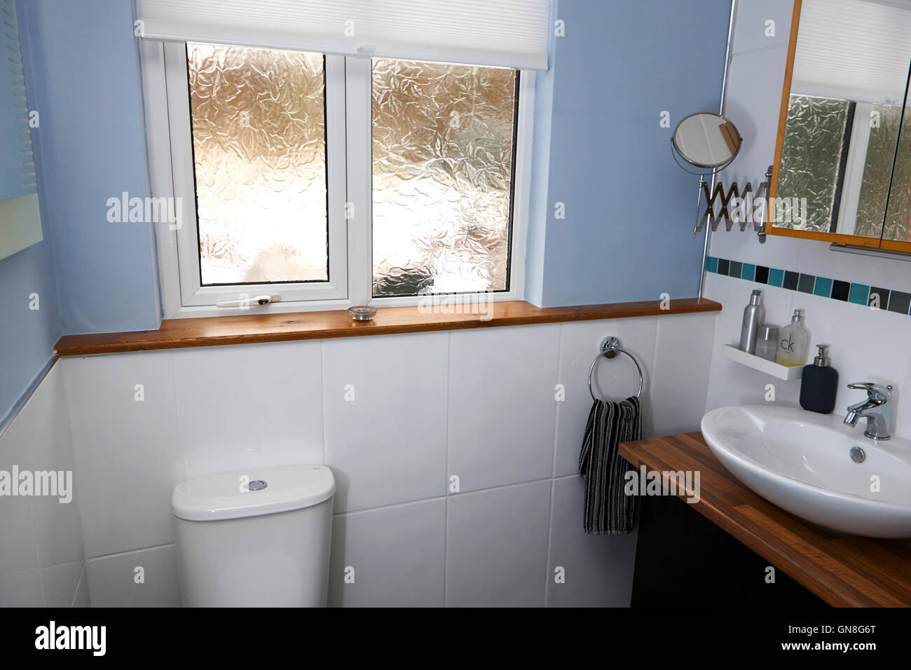 Petite salle de bains minimaliste moderne au Royaume-Uni Banque D'Images