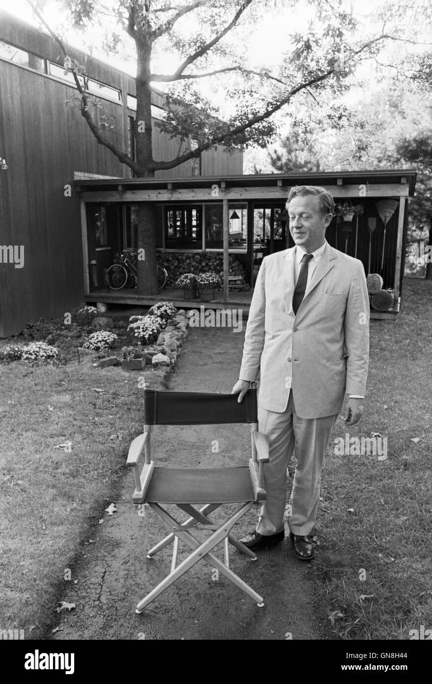 Architecte Ben Thompson, en face de sa maison à 40 Moon Hill Road, Lexington, Massachusetts, 1964. Banque D'Images