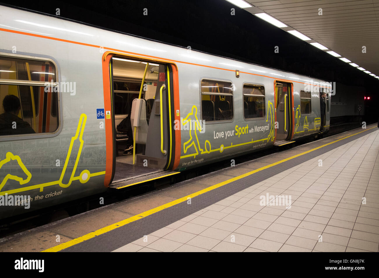 La station de métro Merseyrail de Liverpool à la gare centrale de la plate-forme Merseyside UK Banque D'Images
