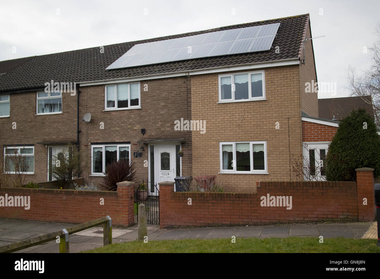 Des panneaux solaires sur le toit d'une terrasse de l'établissement fin sur un lotissement sur Liverpool Merseyside UK temps couvert Banque D'Images
