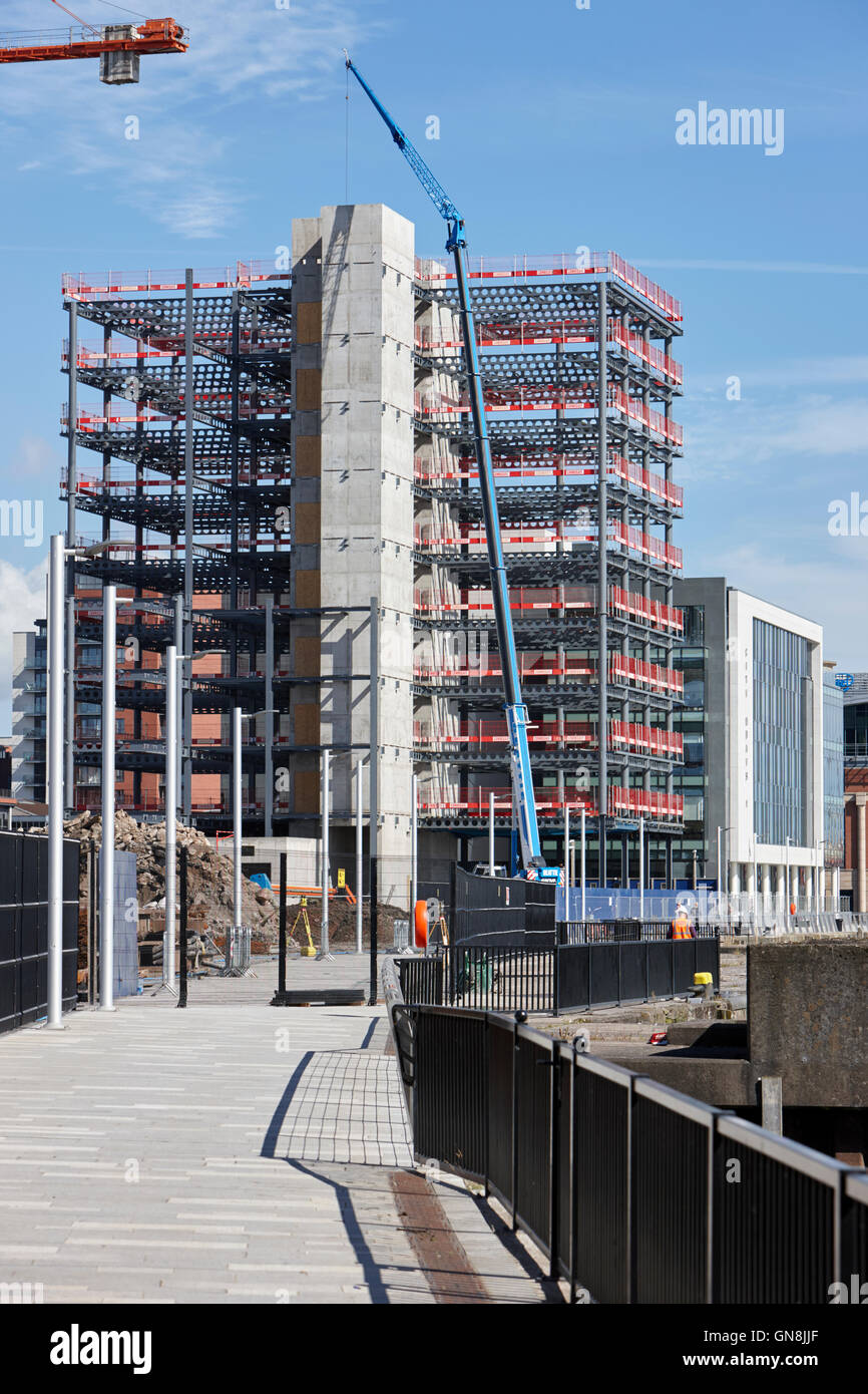 New City Quays 2 bureau immeuble avec ascenseur et escalier de l'arbre en cours de construction au Royaume-Uni Irlande du Nord Belfast Banque D'Images