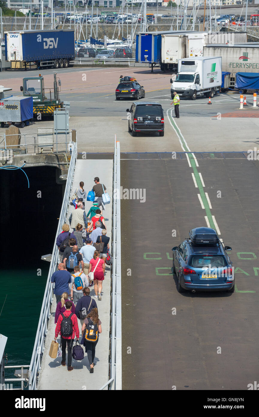 Les passagers et les voitures débarquer un car-ferry à Saint Peter Port, Guernesey. Banque D'Images