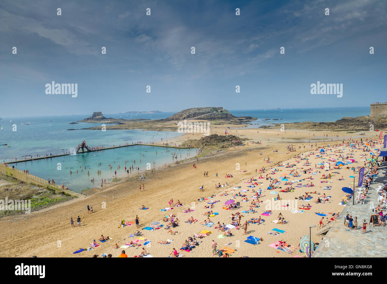 Les Nageurs Profitant De La Piscine Extérieure Sur La Plage