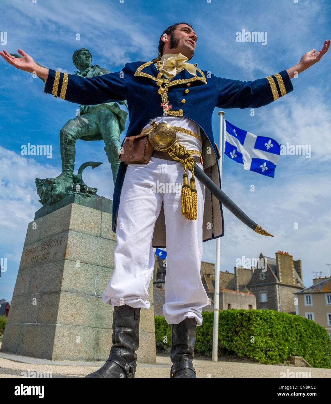 Acteur masculin français ou l'interprète vêtu d'un uniforme d'officier de marine du 18ème siècle à l'acte le rôle de Robert Surcouf, St.Malo. Banque D'Images